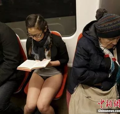 地铁无裤日 地铁里随处可见透视内裤情趣内裤