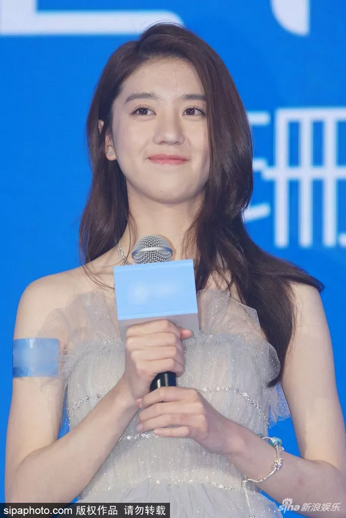 组图：90后新晋小花旦李凯馨无袖露肩礼服性感 2