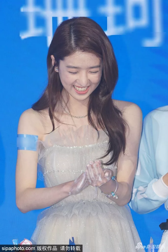 组图：90后新晋小花旦李凯馨无袖露肩礼服性感 3