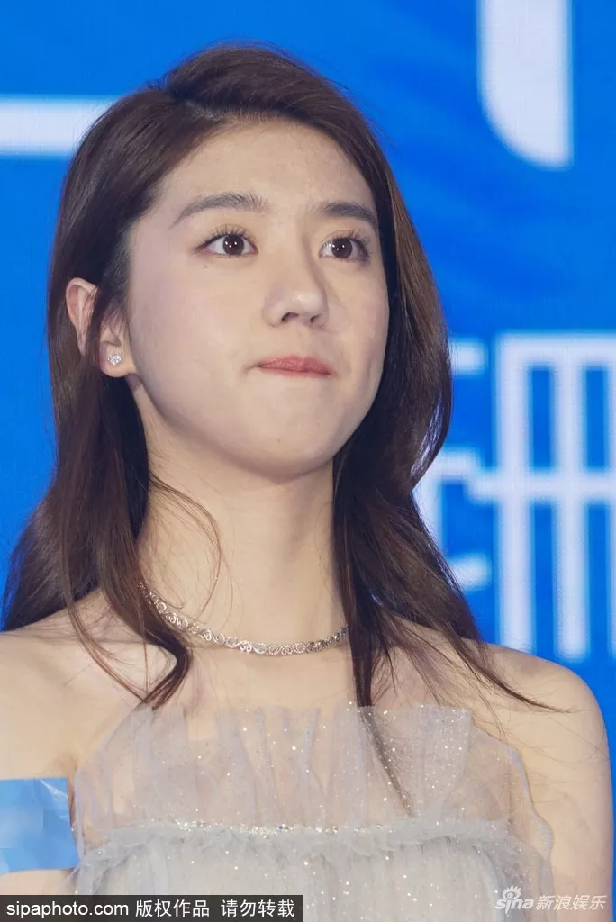 组图：90后新晋小花旦李凯馨无袖露肩礼服性感 4