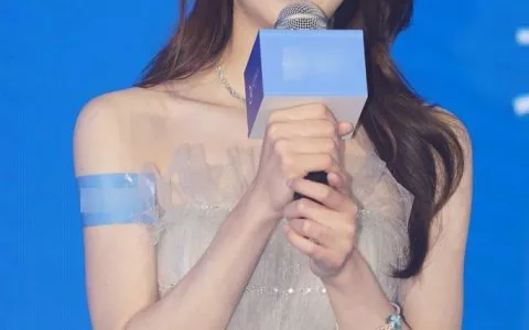 组图：90后新晋小花旦李凯馨无袖露肩礼服性感