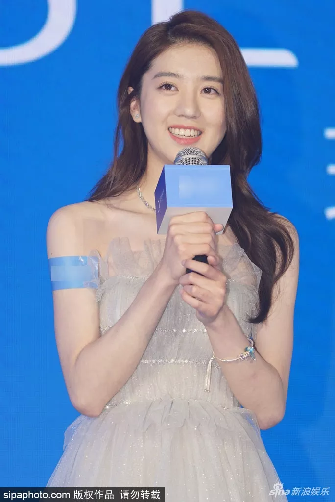 组图：90后新晋小花旦李凯馨无袖露肩礼服性感