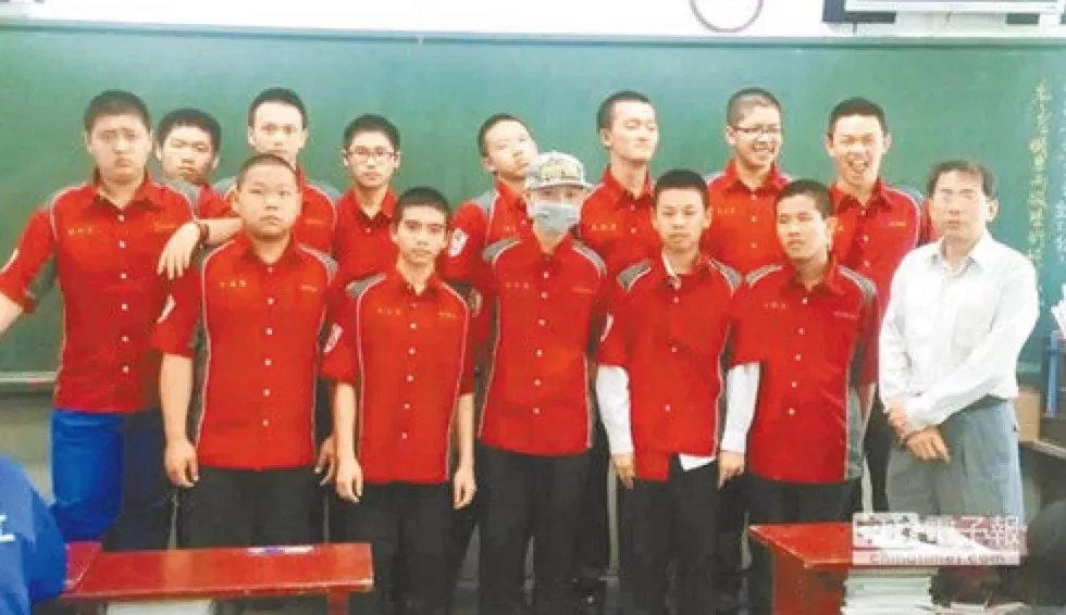 初中一个同学，穿了三年的aibidas，周围人都看出来却没有一个人笑话她