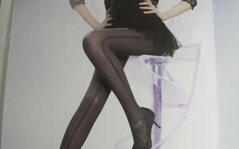 彩绘女穿透明内衣车流中招摇过市 路人侧目(图