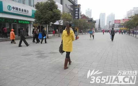 街拍合肥步行街百盛门口美女穿搭 春季上演黑丝袜诱惑