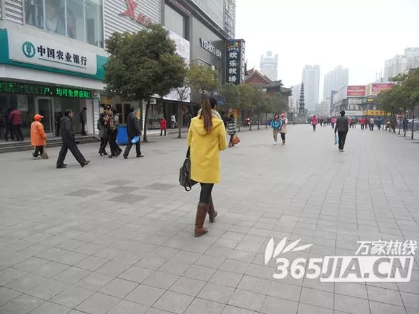 街拍合肥步行街百盛门口美女穿搭 春季上演黑丝袜诱惑