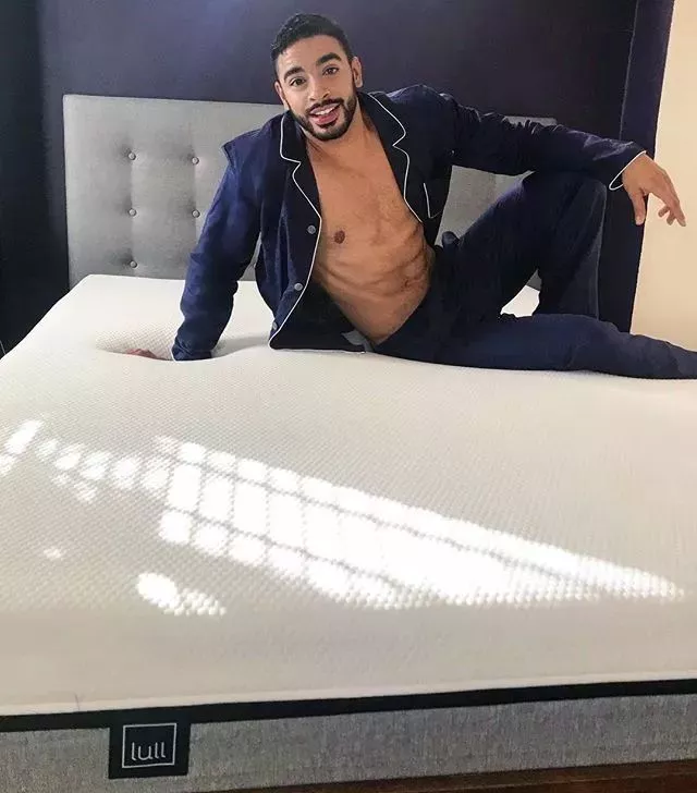 她”用了19年跨越性别！变性后成为了全世界最性感的内裤男模 14