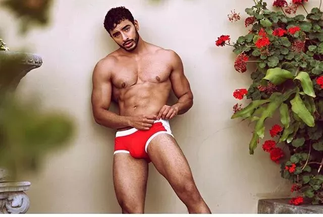 她”用了19年跨越性别！变性后成为了全世界最性感的内裤男模 3