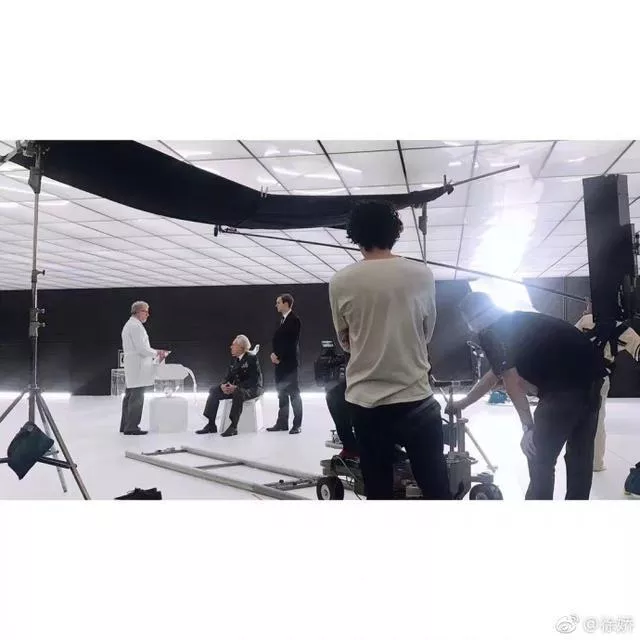 1网友说徐娇穿黑丝袜变御姐镜子P变形了 1