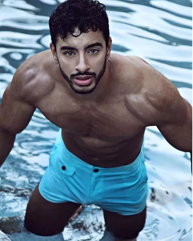 她”用了19年跨越性别！变性后成为了全世界最性感的内裤男模 22