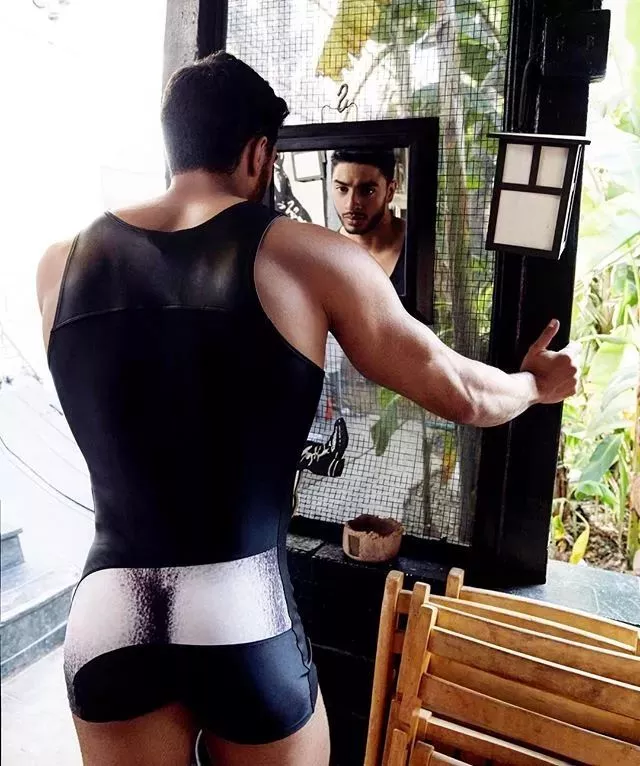 她”用了19年跨越性别！变性后成为了全世界最性感的内裤男模 30