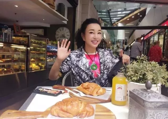 刘晓庆走红毯穿丝袜被嘲笑：总拿“老”讽刺女人这一招不好使了 14