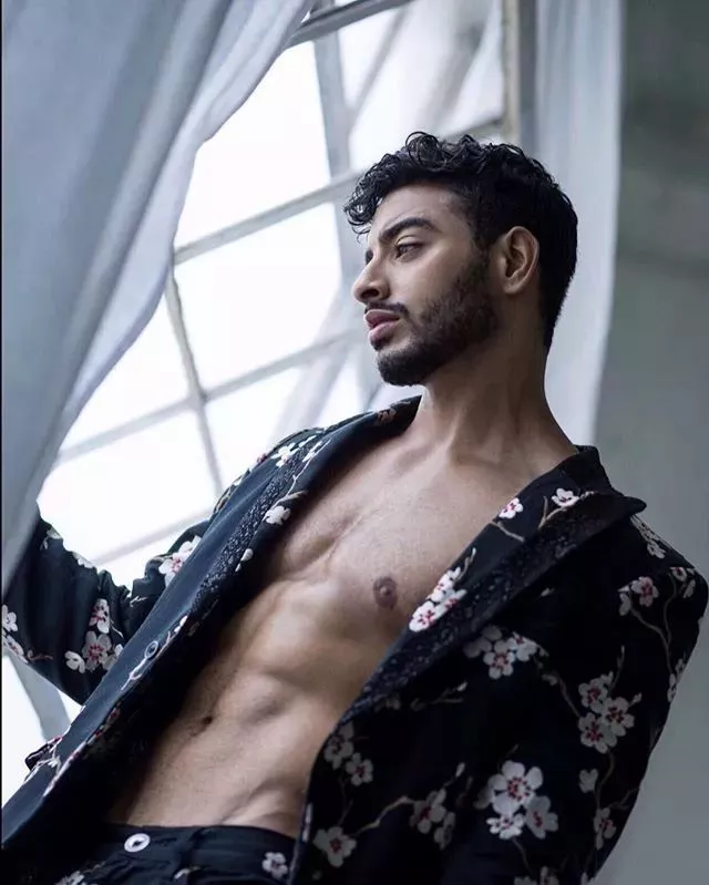 她”用了19年跨越性别！变性后成为了全世界最性感的内裤男模 11