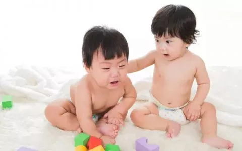 怎样让宝宝分享自己的零食和玩具八成妈妈不知道的分享教育