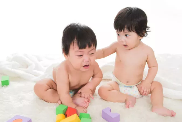 怎样让宝宝分享自己的零食和玩具八成妈妈不知道的分享教育 1