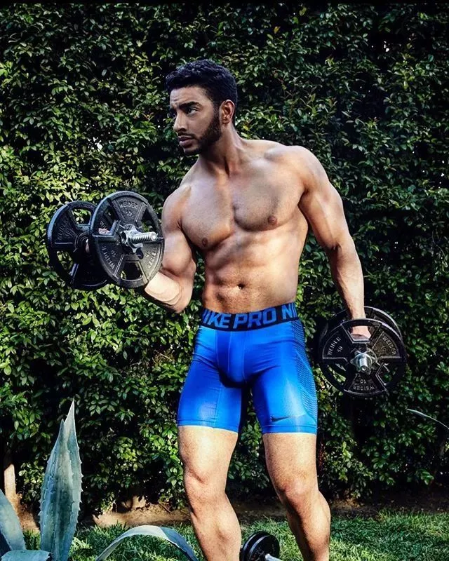 她”用了19年跨越性别！变性后成为了全世界最性感的内裤男模 32