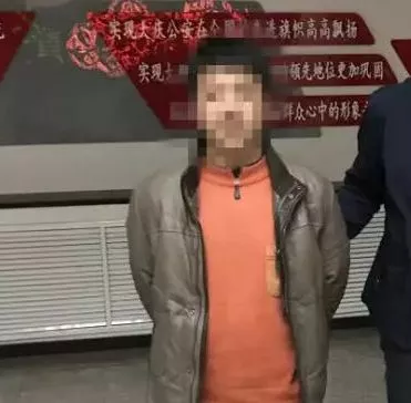 看到楼道里走过丝袜女单身男失控专摸屁股！原因令人无语 3