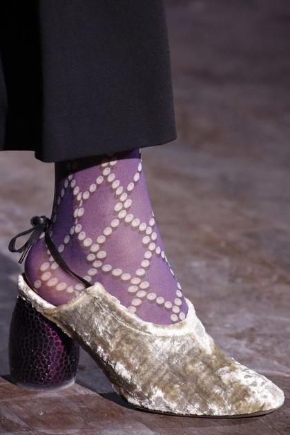 Dries Van Noten的紫色袜子