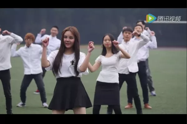 女大学生短裙丝袜在操场上干啥？看完视频你就懂了 2