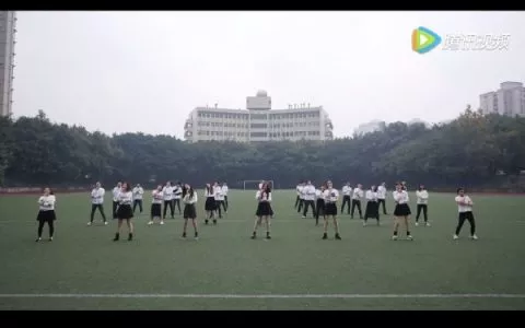 女大学生短裙丝袜在操场上干啥？看完视频你就懂了