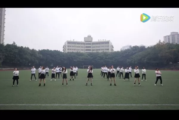 女大学生短裙丝袜在操场上干啥？看完视频你就懂了 1