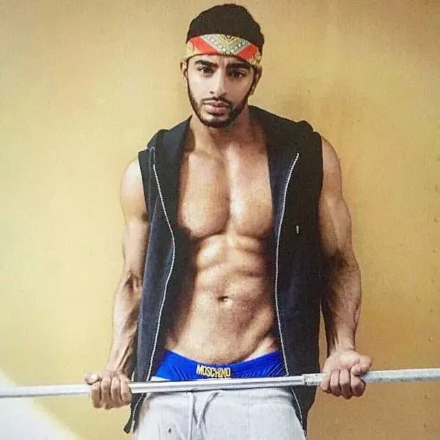 她”用了19年跨越性别！变性后成为了全世界最性感的内裤男模 28