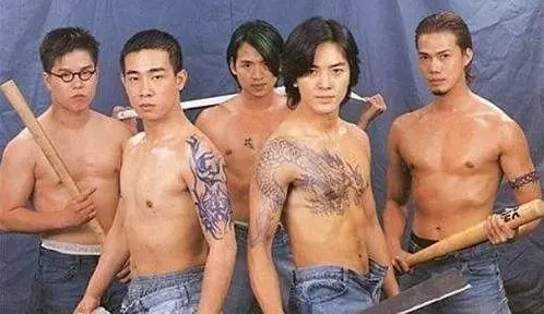 雨天配古惑仔回忆杀《黑白迷宫》超棒！ 2
