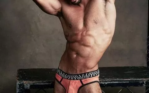 她”用了19年跨越性别！变性后成为了全世界最性感的内裤男模