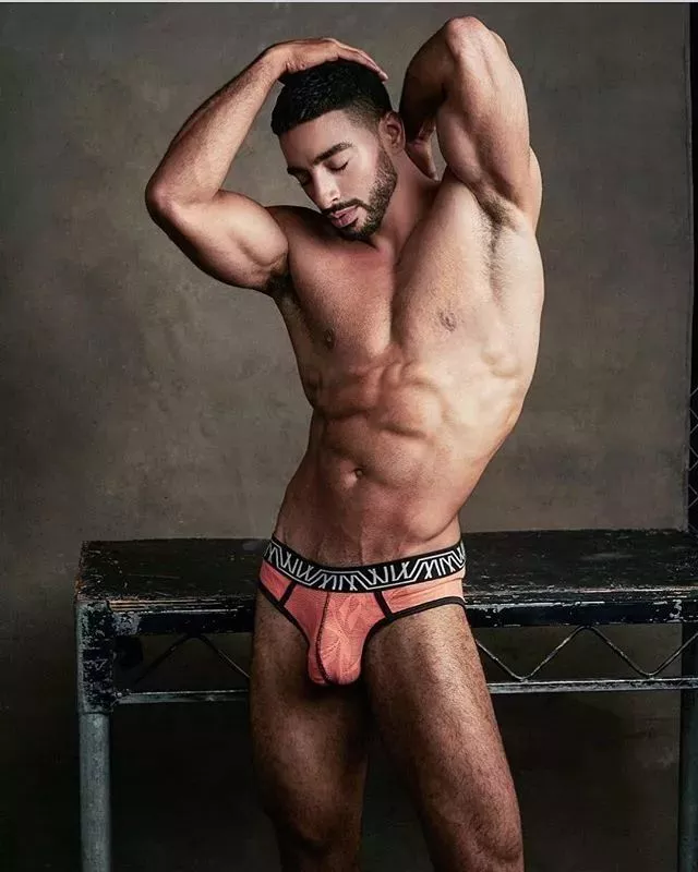 她”用了19年跨越性别！变性后成为了全世界最性感的内裤男模 1