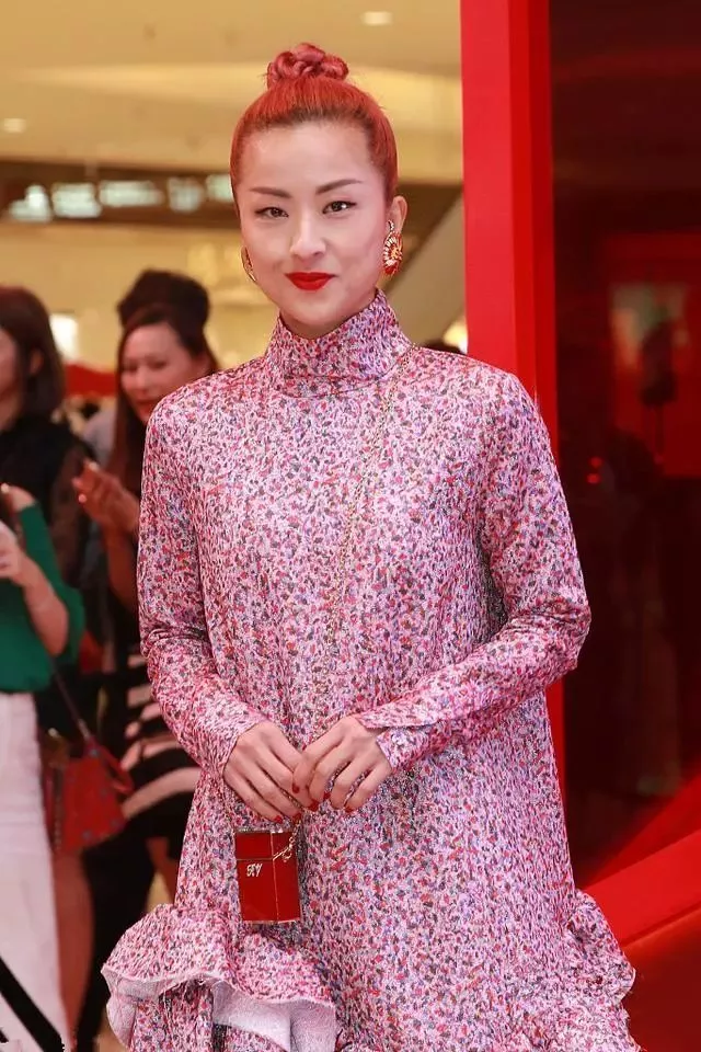 徐濠萦衣品真差！碎花裙穿出乡村风红色高跟鞋搭黑丝袜辣眼睛！