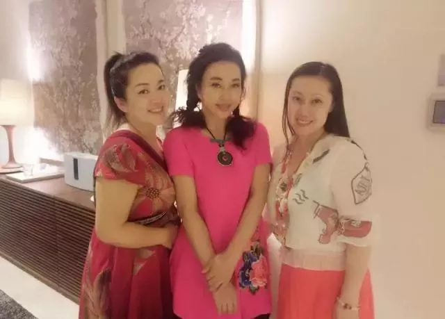 刘晓庆走红毯穿丝袜被嘲笑：总拿“老”讽刺女人这一招不好使了 11
