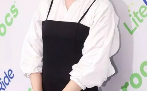 林允儿衣品真差！黑白套装裙很少女可这凉鞋搭丝袜可太土鳖了！