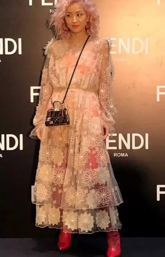 徐濠萦衣品真差！碎花裙穿出乡村风红色高跟鞋搭黑丝袜辣眼睛！ 6