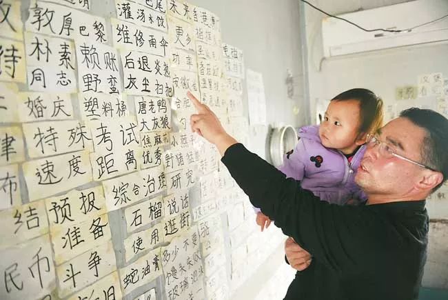 【厉害】合肥2岁小女孩识字超两千英语单词几百个！父母咋教的？ 2