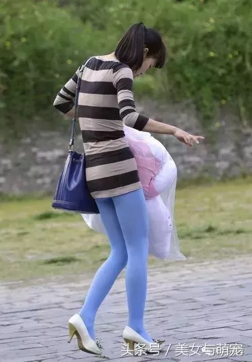 街拍丝袜美女这么穿你也很美