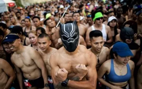 这1个腹肌男丁字裤奇葩底裤跑步性感女上街