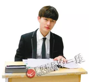 中学生穿正装上课 学生：上课不打瞌睡了 2