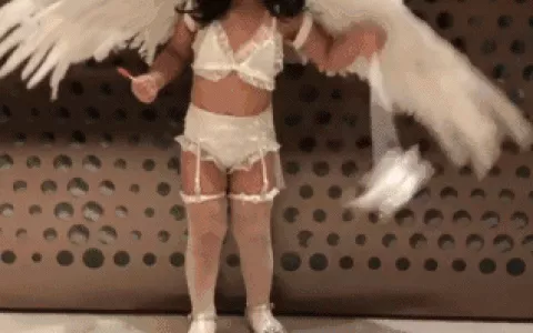 真相 关颖给女儿穿吊带丝袜被吐槽可真正的超模扮得是个鬼啊！