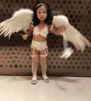 真相 关颖给女儿穿吊带丝袜被吐槽可真正的超模扮得是个鬼啊！ 1