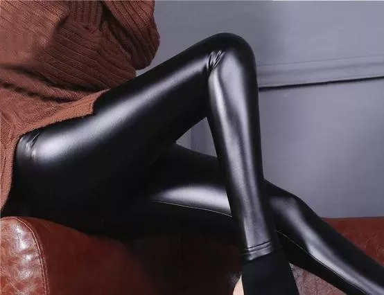 别再穿丝袜打底裤了！今年流行皮裤+毛衣 美爆了 15