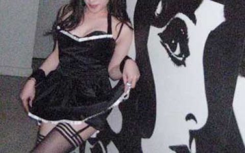 微胖身材的美女穿紧身吊带连衣裙就是这么显女人味！