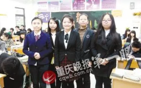 中学生穿正装上课 学生：上课不打瞌睡了