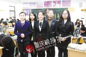 中学生穿正装上课 学生：上课不打瞌睡了 1