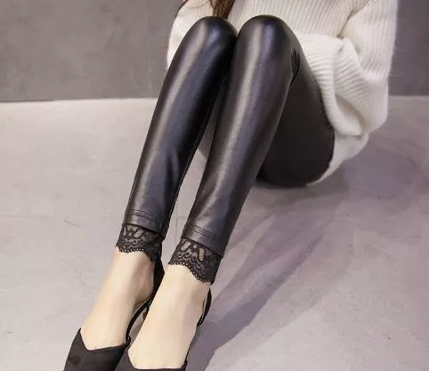 别再穿丝袜打底裤了！今年流行皮裤+毛衣 美爆了 17