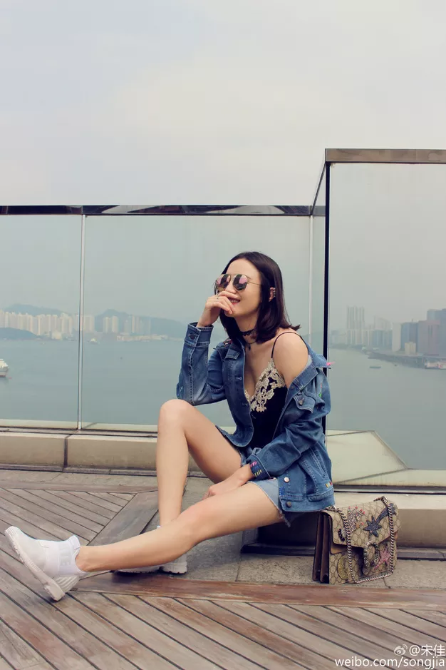 美女夏季就穿碎花吊带裙浪温又仙美的小清新范儿