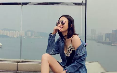 清纯美女高挑的身材 搭配吊带连衣裙让人羡慕