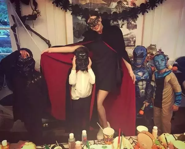 真相 关颖给女儿穿吊带丝袜被吐槽可真正的超模扮得是个鬼啊！ 7