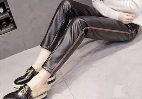 别再穿丝袜打底裤了！今年流行皮裤+毛衣 美爆了 19