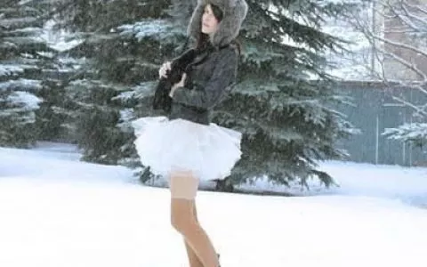 下雪天单穿裤袜显瘦23岁女白领右膝疼痛被诊断为肌键炎！