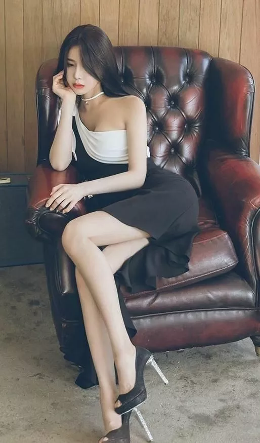小清新吊带连衣裙美女风姿绰约美丽随性时尚减龄有魅力!